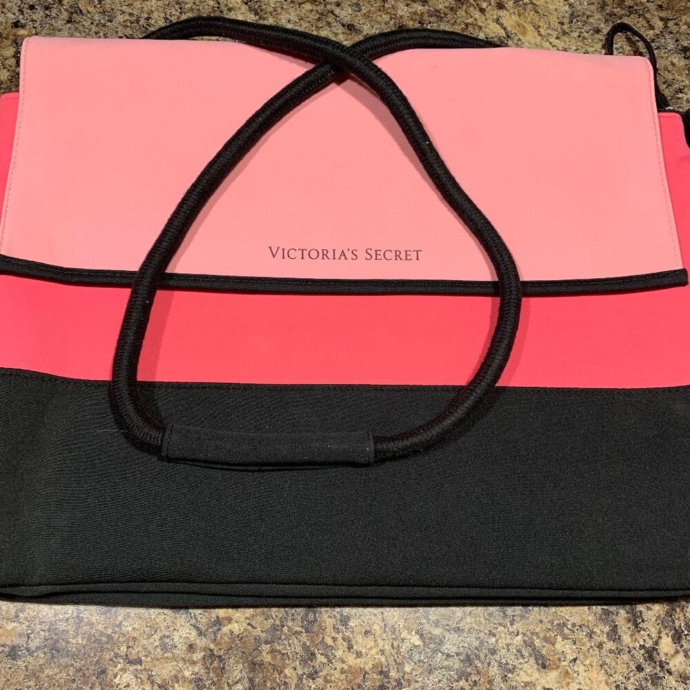 collection of 4 Victoria Secret bras size 34DD & a insulated black/pink bag - Picture 4 of 5